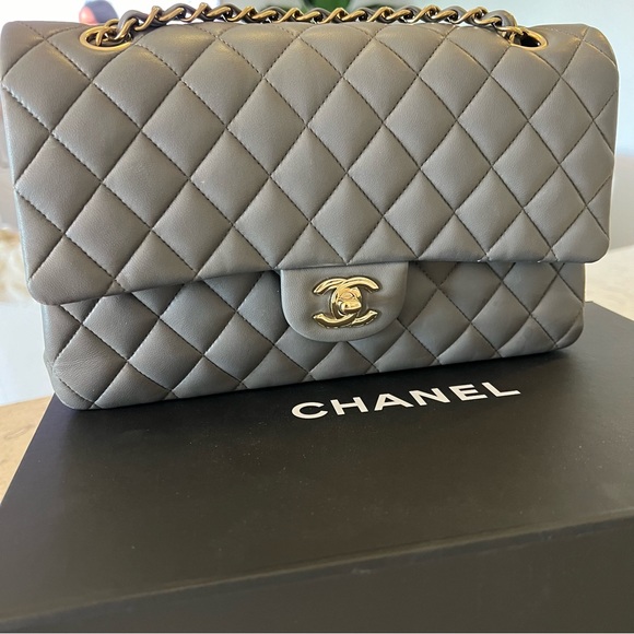 Chanel medium classic flap Lambskin handbag - Picture 2 of 16
